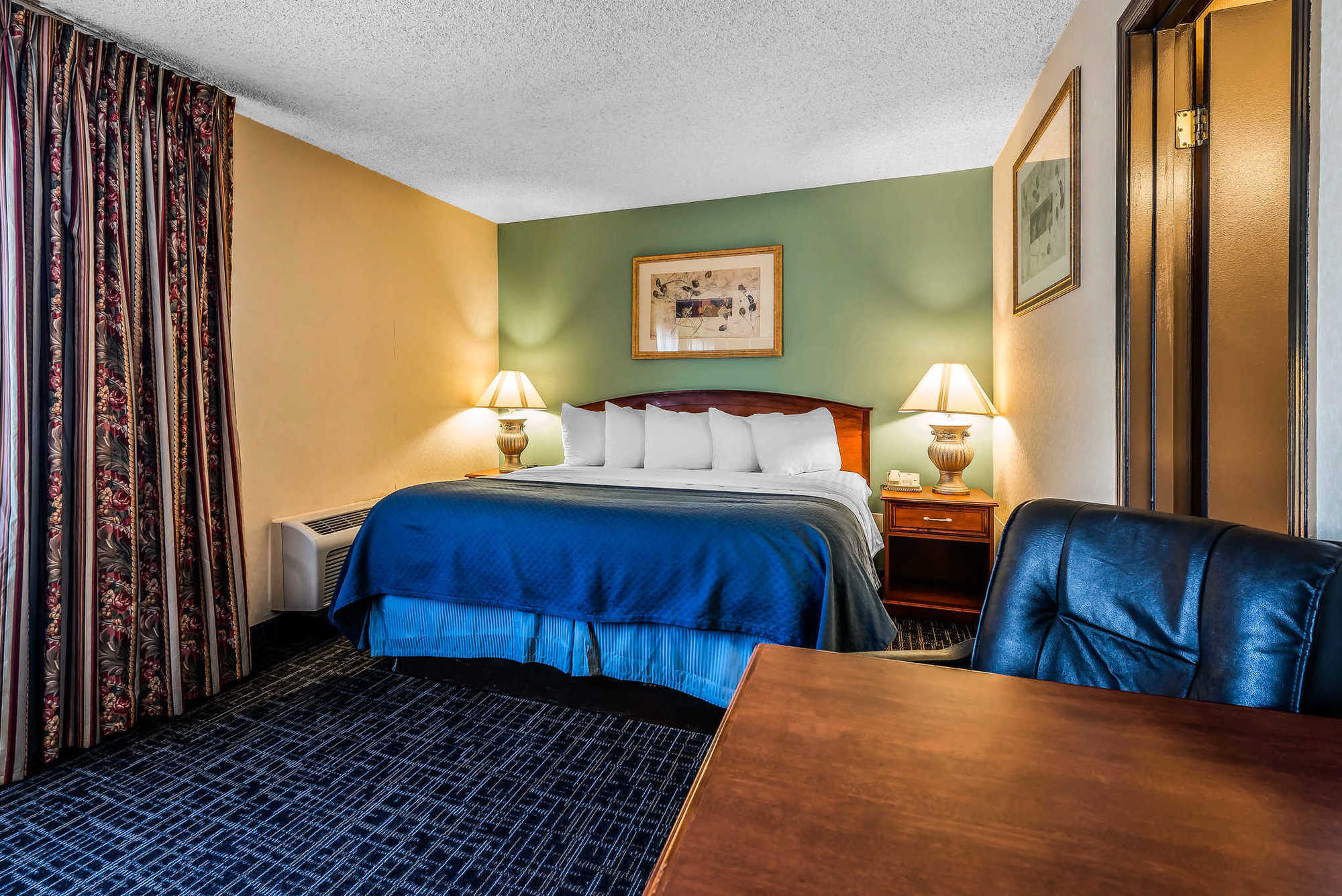 Quality Suites Central コロラドスプリングス 部屋 写真